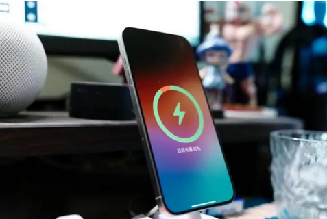 南阳苹果15换屏服务分享用什么充电器给iPhone15充电更好 